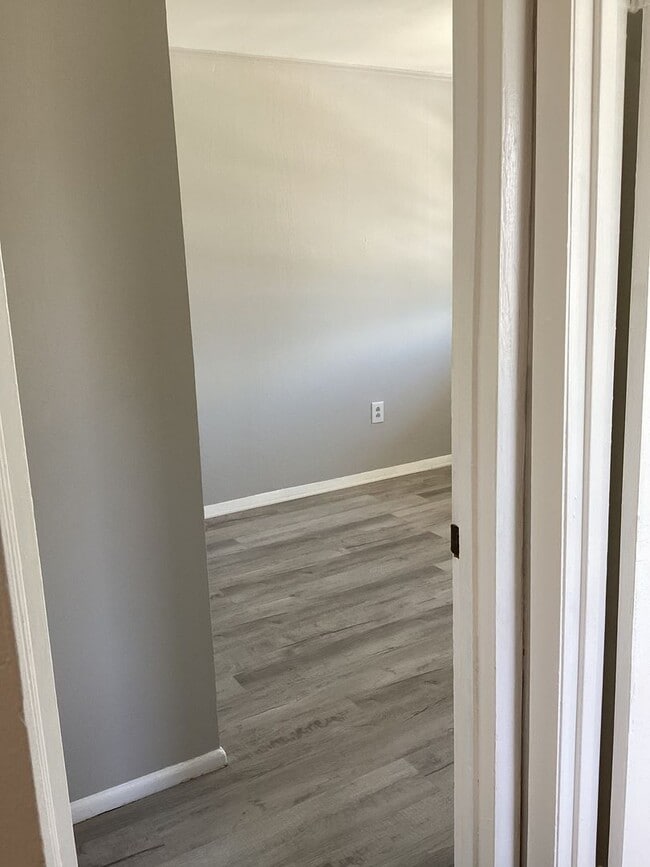 Building Photo - 3 Bedroom Ready for move in!