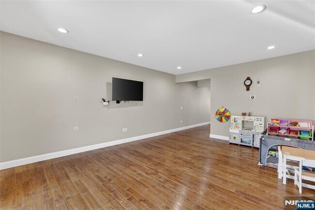 Building Photo - 524 Harrison Ave
