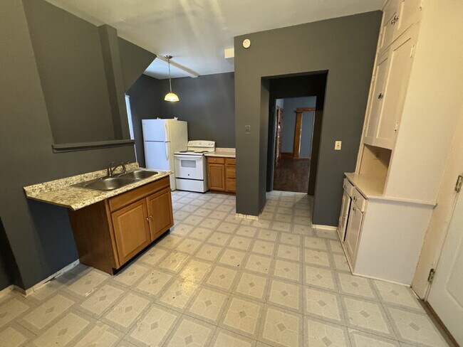 Building Photo - 405 N Queen Ave