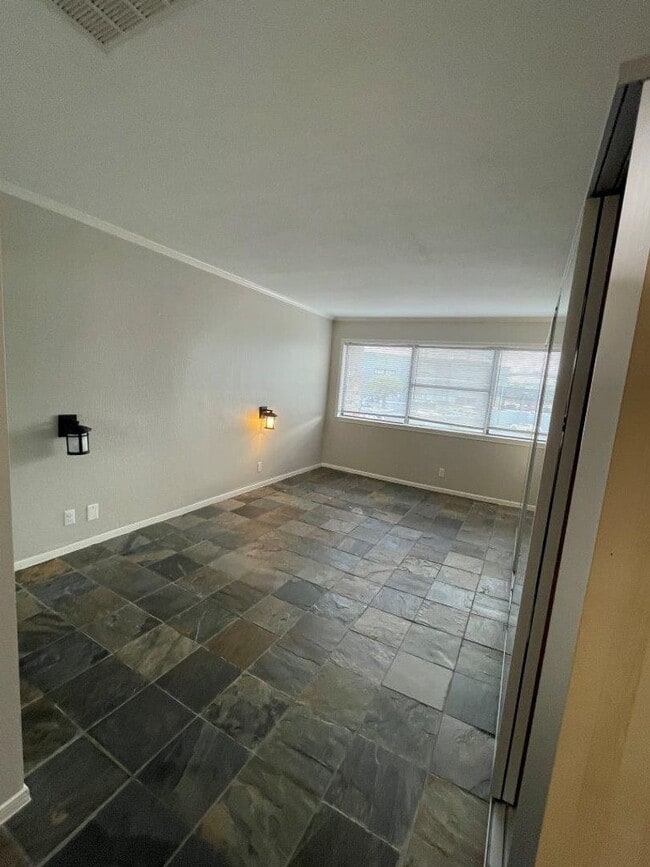 Building Photo - Stunning 3rd-floor corner unit condo in the desirable 78759 area!