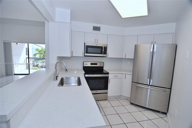 Building Photo - 9427 Fontainebleau Blvd