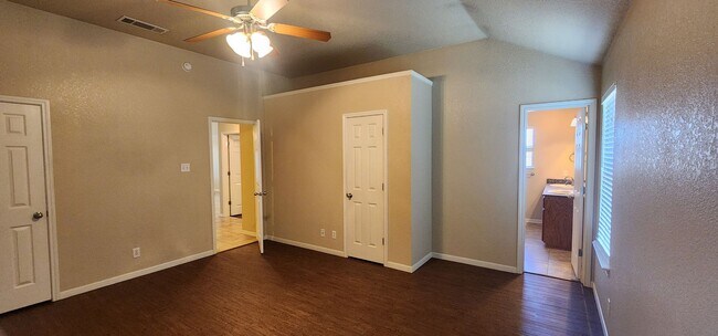 Building Photo - Lovely 2 Bed/2 Bath Duplex in Trimmier Est...