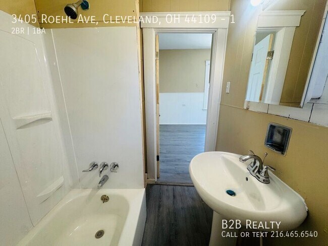 Building Photo - 3405 Roehl Ave