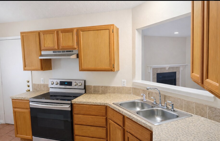 Building Photo - 2305 Magnum Cir