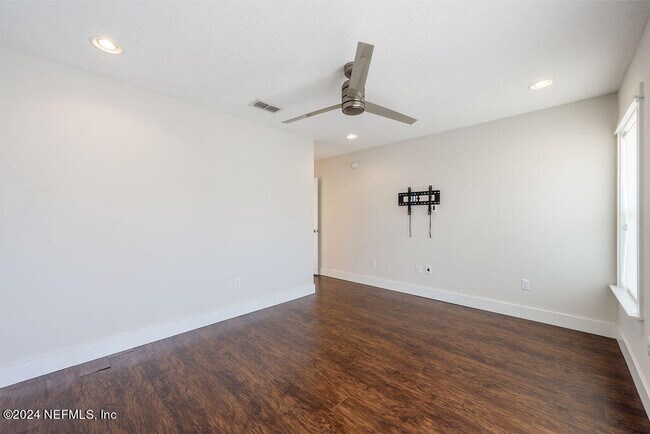 Building Photo - 728 10th St S