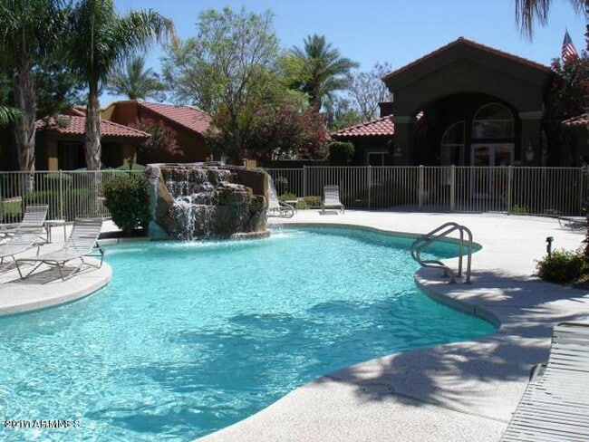 Building Photo - Charming 1 Bed 1 Bath Lower Level condo ++ Community Pool/SPA++Fitness Room