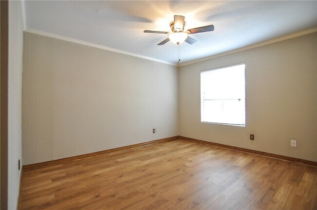 Building Photo - 904 University Oaks Blvd