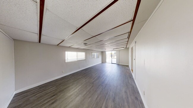Building Photo - Renovated 3BD/1BA! Great Yard!