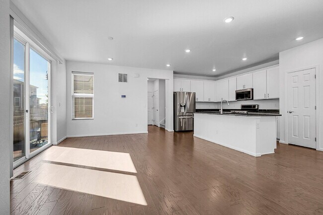 Building Photo - $2,595.00, 3 bed, 2.5 bath Townhouse in Au...