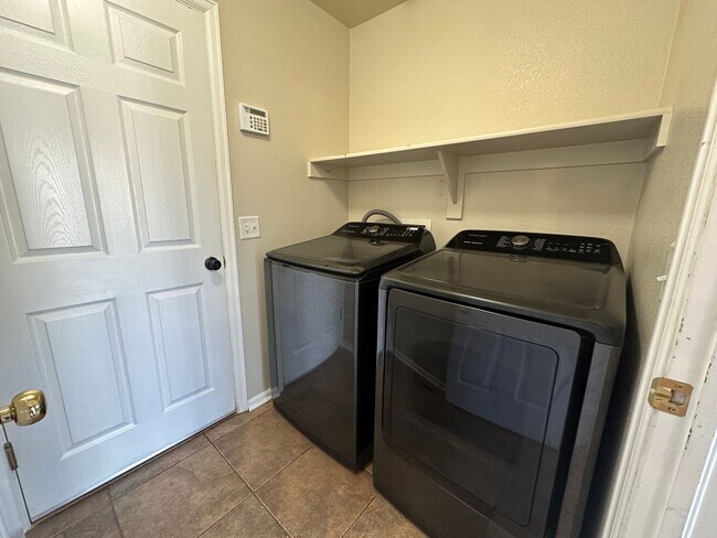 Building Photo - 5 Bed 4 Bath Home in Springs Ranch!!!