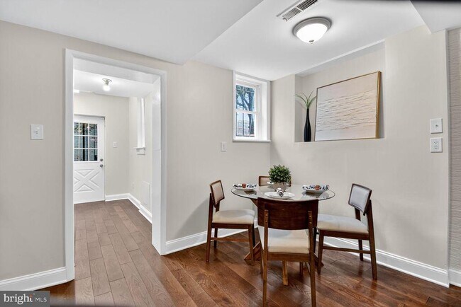 Building Photo - 1027 6th St NE