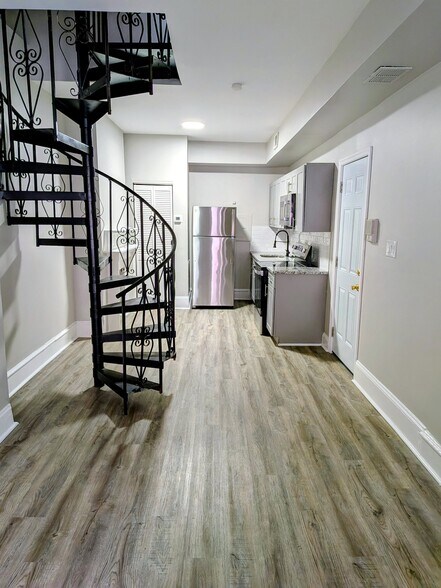 Building Photo - 806 N Van Buren St