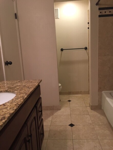 Building Photo - 13950 E Oxford Plz