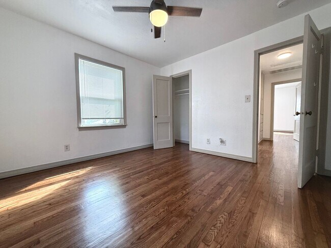 Building Photo - 805 Dakota St