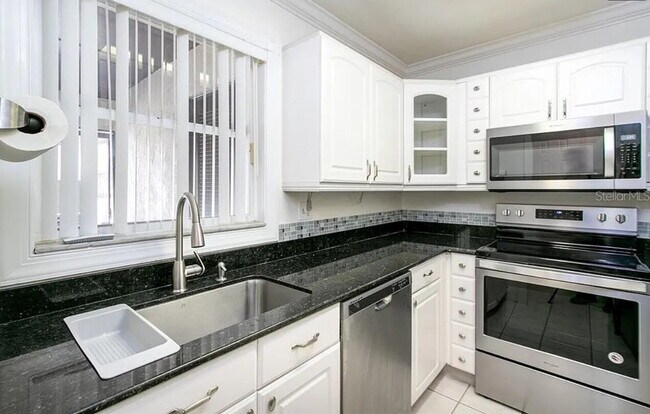 Building Photo - Centrally Located 3 bedroom 2.5 bath Townh...