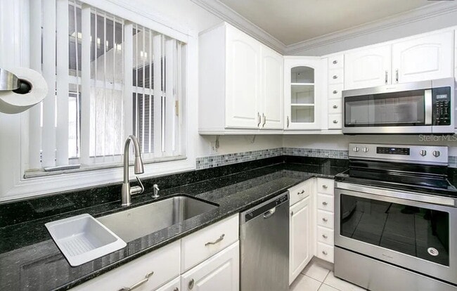 Building Photo - Centrally Located 3 bedroom 2.5 bath Townhome.