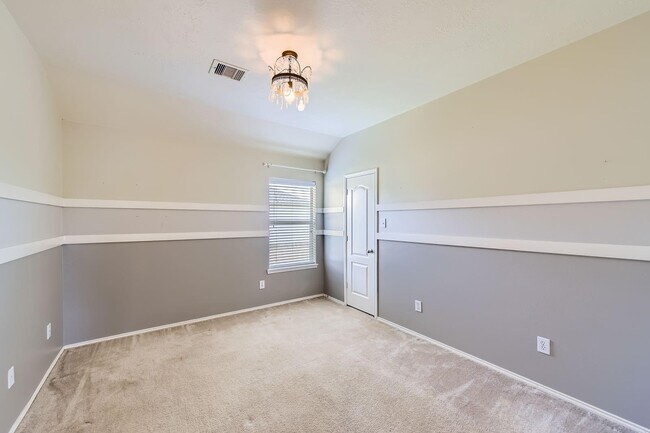 Building Photo - 2105 Kingwood Dr