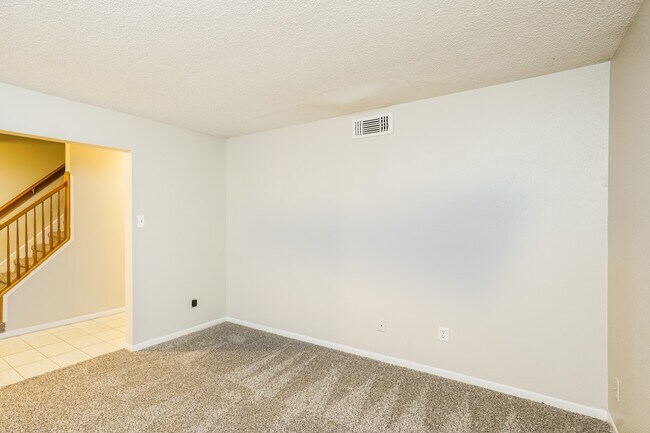Building Photo - 8010 Goldengrove Dr