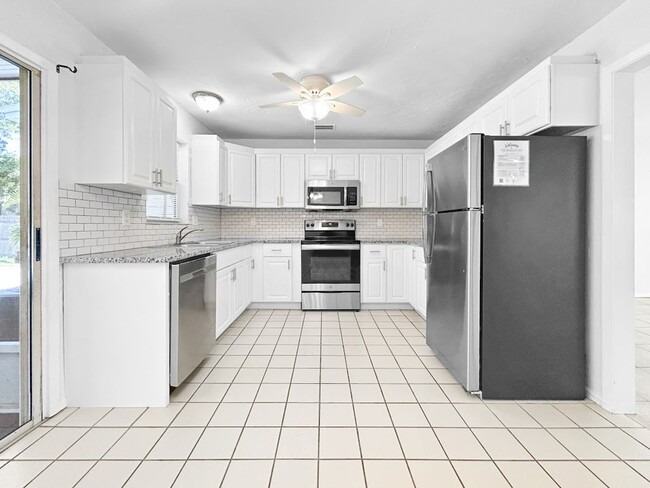 Building Photo - Deposit-Free Living! Stunning Sarasota Home with Pool – Minutes from Siesta Key Beach!