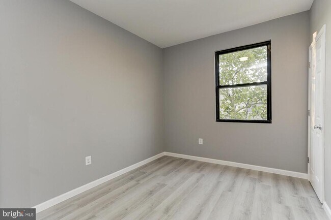 Building Photo - 400 S Highland Ave