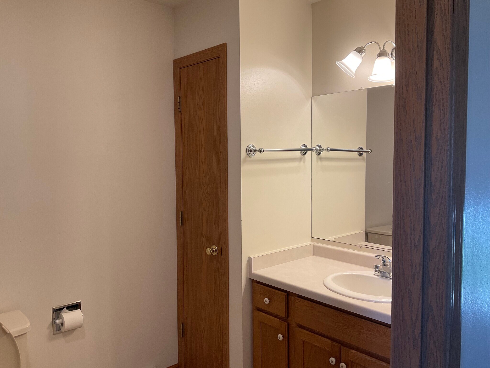 Bath - 527 Wellington Dr