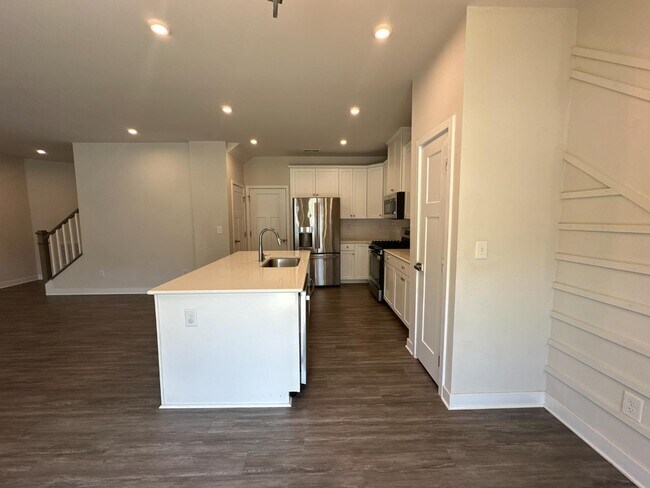 Building Photo - 145 Beacon Dr