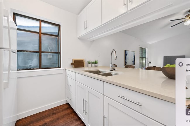 Building Photo - Updated one bedroom condo in heart of Austin!