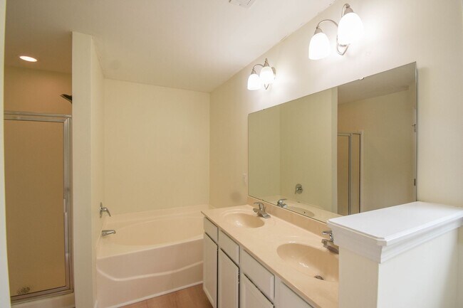 Building Photo - 3 Bedroom 2 Bathroom with Garage