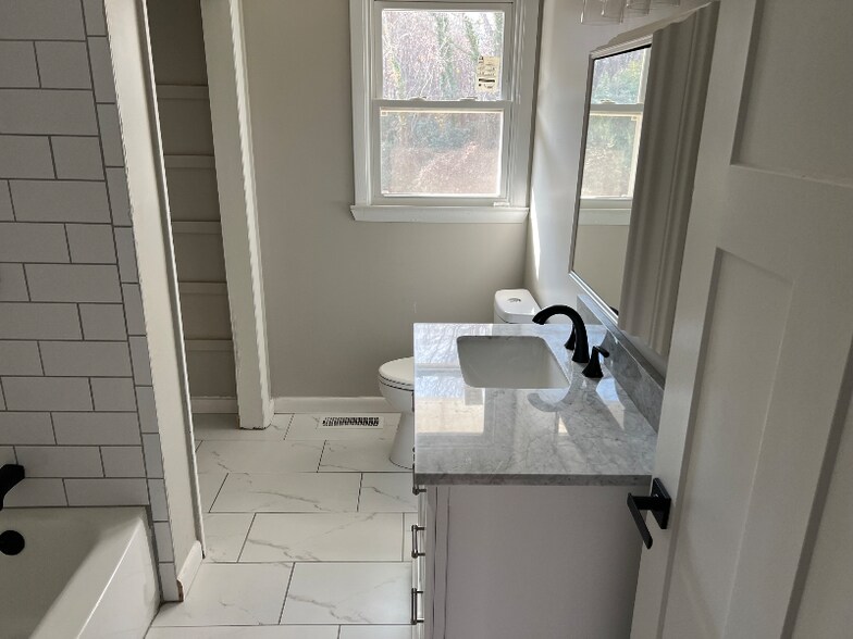 Building Photo - 524 Eastway Ave