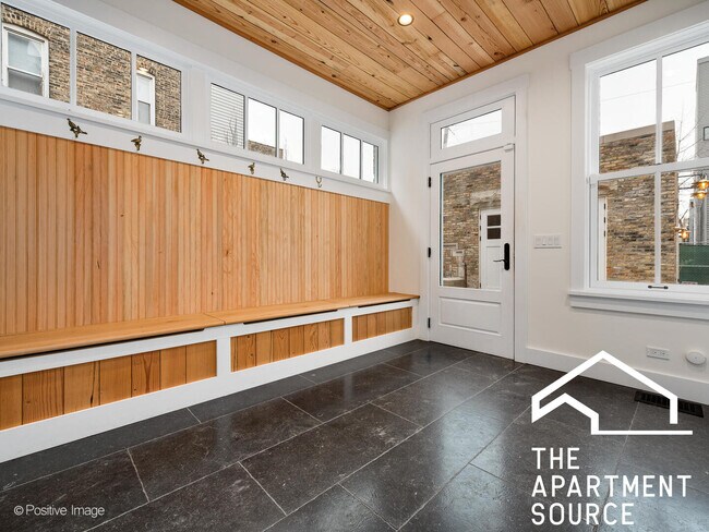 Building Photo - 2140 N Oakley Ave
