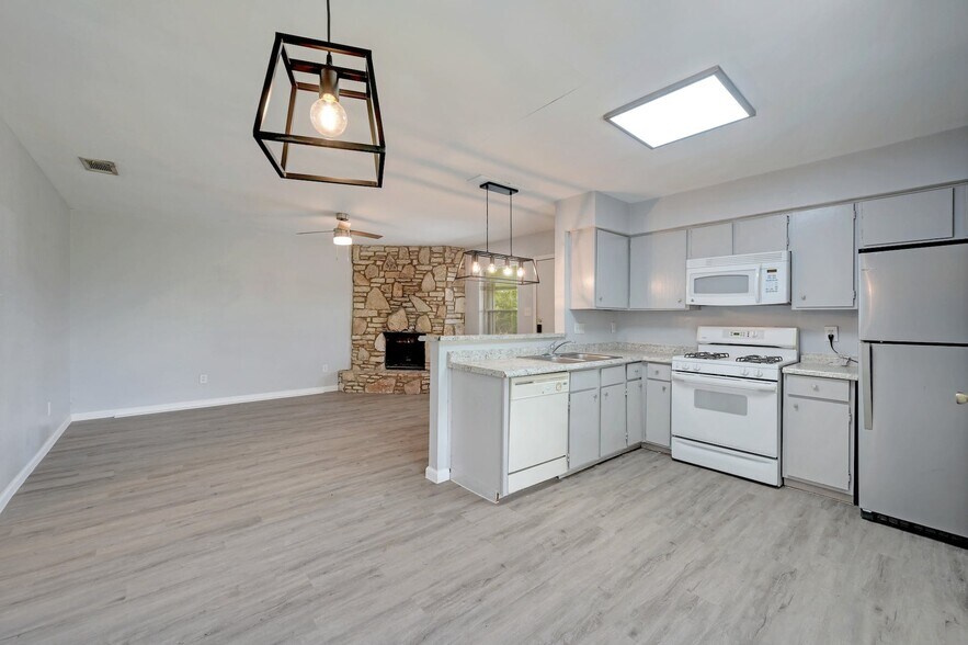 Building Photo - 801 Bracewood Cir