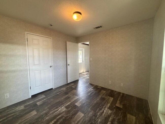 Building Photo - 335 SE Balboa Dr