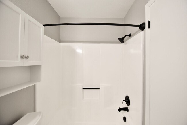 Building Photo - Remodeled 2 Bedroom 2 Bath Unit in HOA Community with Great Amenities!