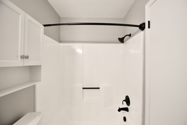 Building Photo - Remodeled 2 Bedroom 2 Bath Unit with Great Amenities!