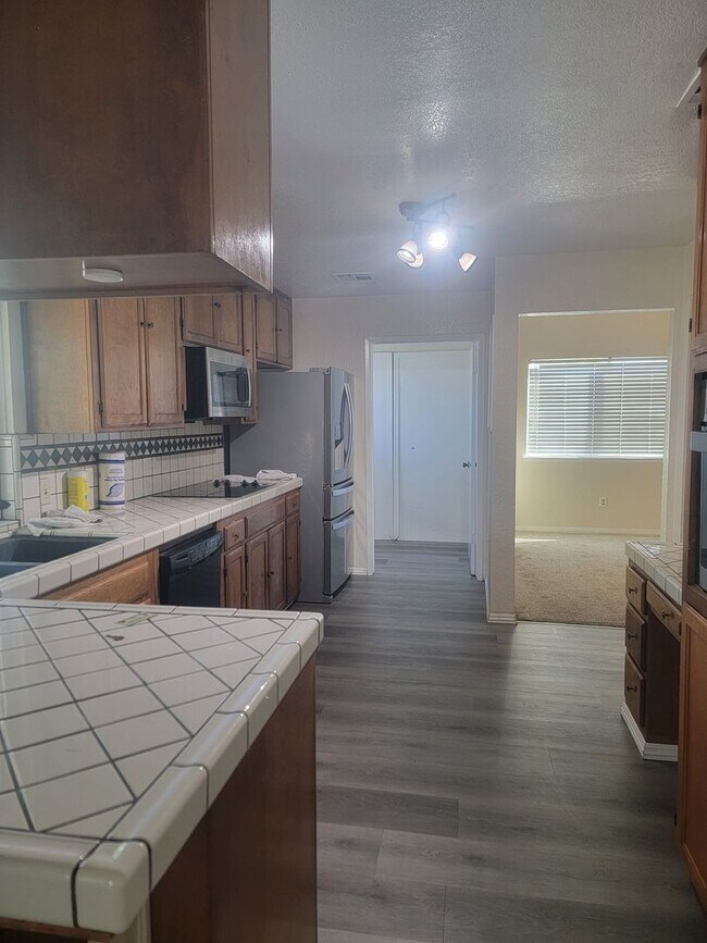 Building Photo - 3 Bed / 2 Bath Home with Pool, RV Parking & Private Balcony