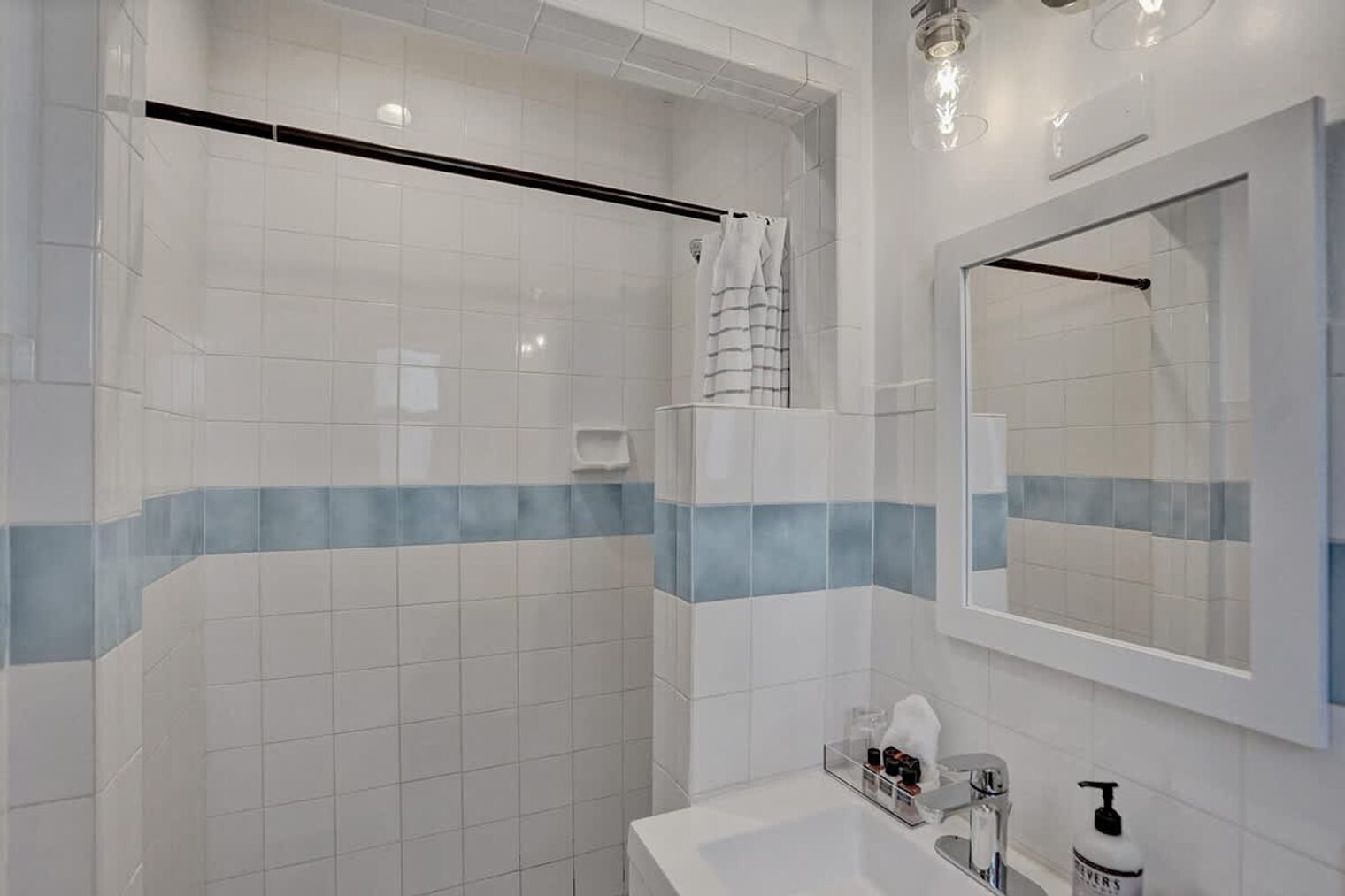 Building Photo - 851 N Surf Rd