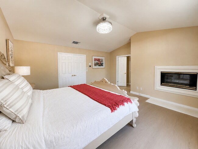 Building Photo - Furnished 4BR + Office | Putting Green Yard