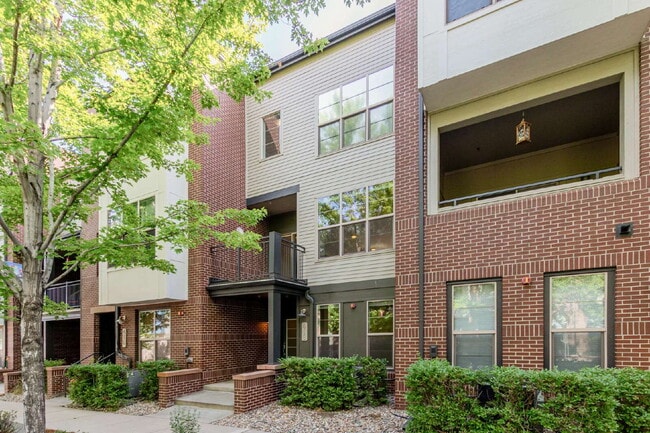 Building Photo - 418 S Reed Ct