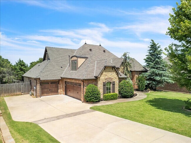 Building Photo - Gorgeous Executive Home - Open Plan - Stor...