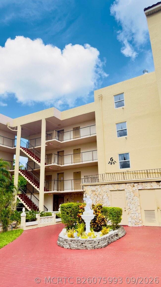 Building Photo - 2801 Somerset Dr