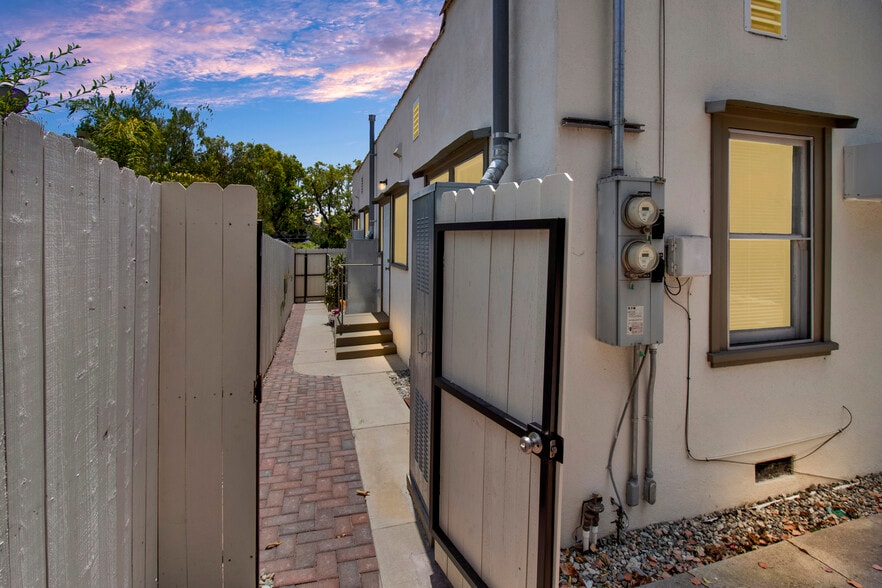 REAR - 1084 Sinaloa Ave