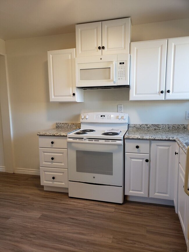 Building Photo - El Cajon: 1 Bedroom Cottage with HUGE Yard...