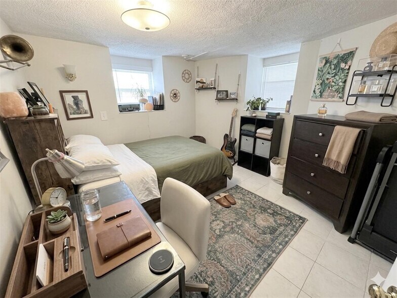 Building Photo - 521 Main St