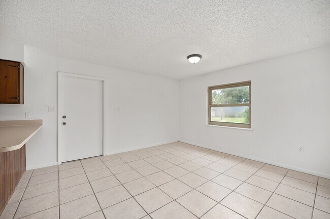 Building Photo - Spacious 3-Bedroom Home with Fireplace, Split Floor Plan & Screened Lanai in Southeast Ocala!