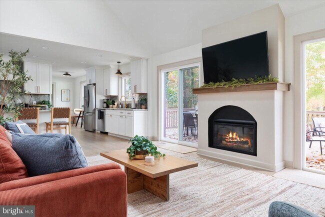 Building Photo - 4386 Lakewood Dr