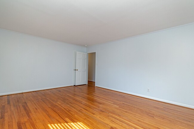 Building Photo - MOVE-IN READY!