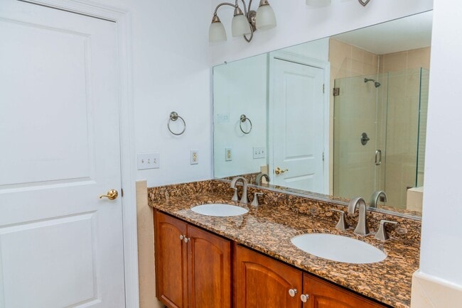 Building Photo - Luxury One Bedroom Unit in  Downtown Business District