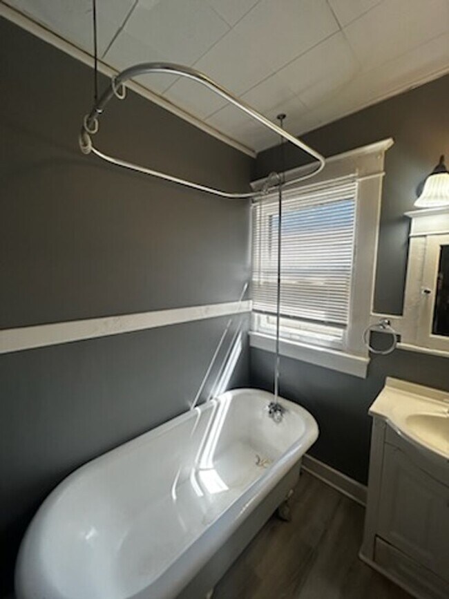 Building Photo - Cozy 3BR/1Ba house with unfinished basement- LEASING SPECIAL - MOVE IN BY 5/31/2026 AND RECEIVE 2...