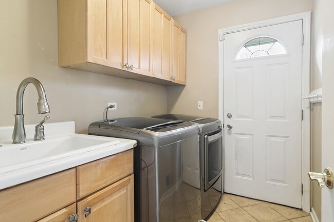 Building Photo - 10 Fairview Ave