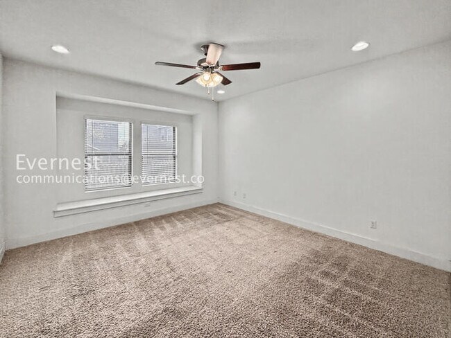 Building Photo - 3 Bed, 2 Bath Home with Fenced Yard & Garage / Pet-Friendly / Available Now!